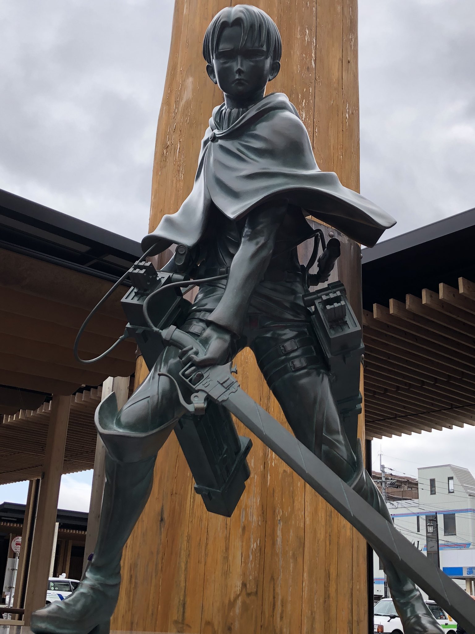 »Attack on Titan«: Statue von Levi in Hita enthüllt | Anime2You